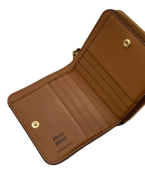 MIU MIU（ミュウミュウ）MIU MIU (ミュウミュウ) スモール レザー2つ折り財布 ブラウンの古着・服飾アイテム