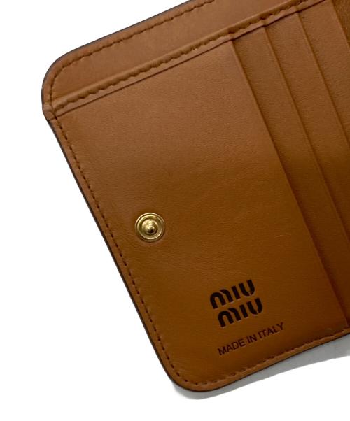MIU MIU（ミュウミュウ）MIU MIU (ミュウミュウ) スモール レザー2つ折り財布 ブラウンの古着・服飾アイテム