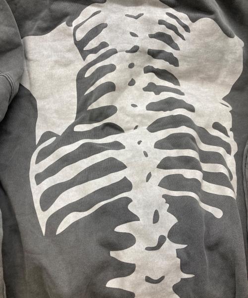 VANSON（バンソン）VANSON (バンソン) ボーンプリントジップパーカー グレー サイズ:Lの古着・服飾アイテム