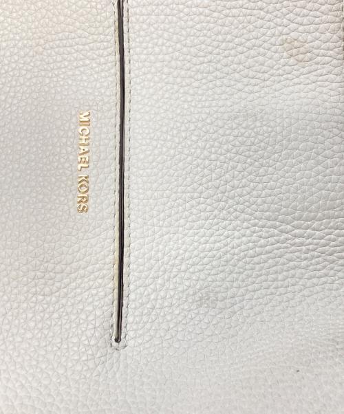 MICHAEL KORS（マイケル・コース）MICHAEL KORS (マイケル・コース) SULLIVAN クロスボディショルダーバッグ ホワイトの古着・服飾アイテム