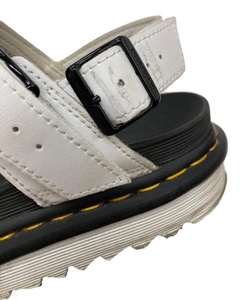 Dr.Martens（ドクターマーチン）Dr.Martens (ドクターマーチン) VOSS ll サンダル ホワイト×ブラック サイズ:UK4の古着・服飾アイテム