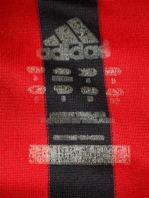 adidas（アディダス）adidas (アディダス) ユニフォームシャツ ブラック×レッド サイズ:Ｍの古着・服飾アイテム