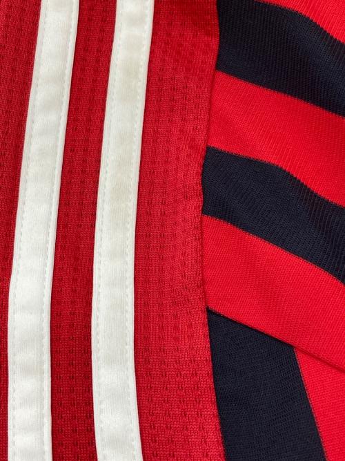 adidas（アディダス）adidas (アディダス) ユニフォームシャツ ブラック×レッド サイズ:Ｍの古着・服飾アイテム