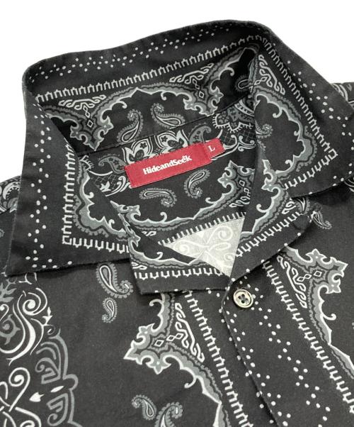 HIDE AND SEEK（ハイドアンドシーク）HIDE AND SEEK (ハイドアンドシーク) Bandana Pattern S/S Shirt ブラック サイズ:Lの古着・服飾アイテム