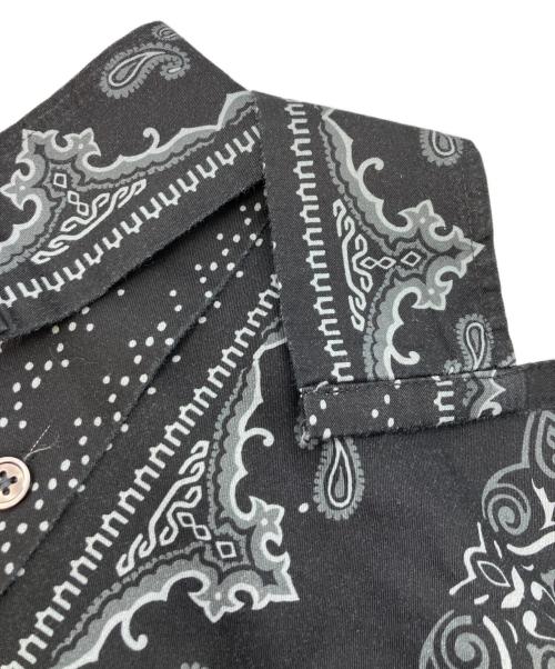 HIDE AND SEEK（ハイドアンドシーク）HIDE AND SEEK (ハイドアンドシーク) Bandana Pattern S/S Shirt ブラック サイズ:Lの古着・服飾アイテム