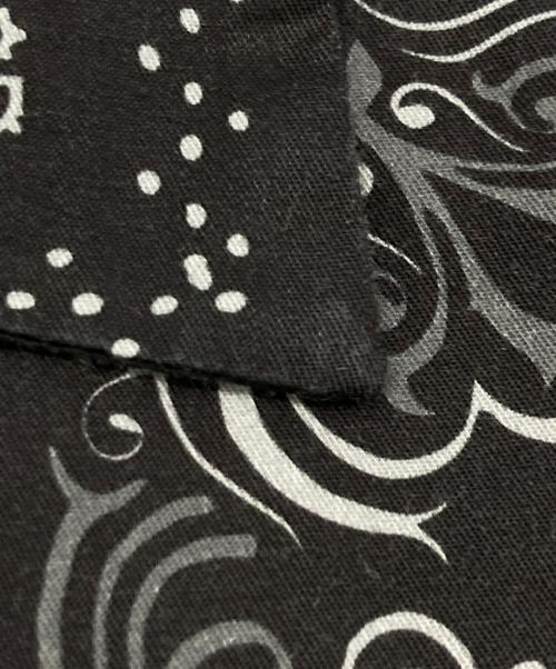 HIDE AND SEEK（ハイドアンドシーク）HIDE AND SEEK (ハイドアンドシーク) Bandana Pattern S/S Shirt ブラック サイズ:Lの古着・服飾アイテム