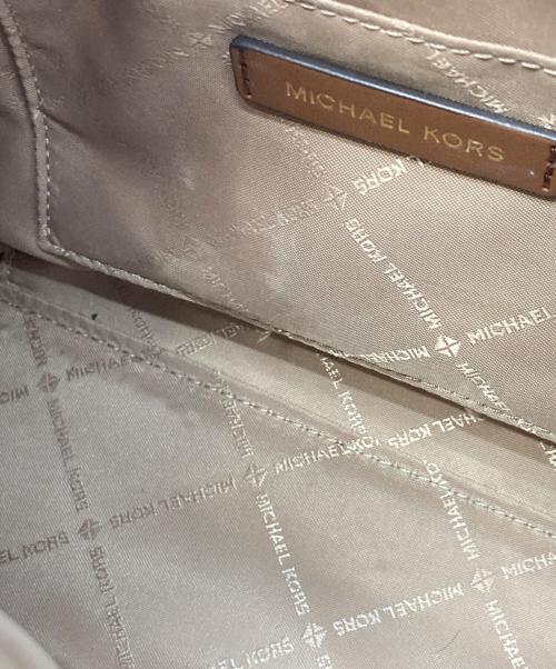 MICHAEL KORS（マイケル・コース）MICHAEL KORS (マイケル・コース) エミリア スモール ロゴ サッチェル ブラウン×ホワイトの古着・服飾アイテム