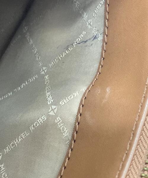 MICHAEL KORS（マイケル・コース）MICHAEL KORS (マイケル・コース) エミリア スモール ロゴ サッチェル ブラウン×ホワイトの古着・服飾アイテム