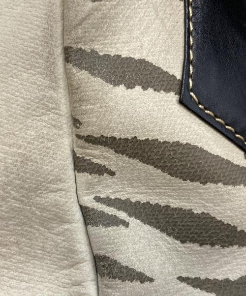 Vivienne Westwood（ヴィヴィアンウエストウッド）Vivienne Westwood (ヴィヴィアンウエストウッド) ヤスミンタイガー柄ハンドバッグ グレー×ブラックの古着・服飾アイテム