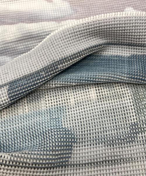 me ISSEY MIYAKE（ミーイッセイ ミヤケ）me ISSEY MIYAKE (ミーイッセイ ミヤケ) ランドスケーププリント ストレッチプリーツ ノースリーブシャツランドスケーププリント ストレッチプリーツ ノースリーブシャツ グレー サイズ:不明の古着・服飾アイテム