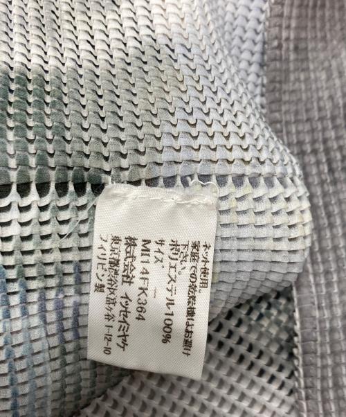 me ISSEY MIYAKE（ミーイッセイ ミヤケ）me ISSEY MIYAKE (ミーイッセイ ミヤケ) ランドスケーププリント ストレッチプリーツ ノースリーブシャツランドスケーププリント ストレッチプリーツ ノースリーブシャツ グレー サイズ:不明の古着・服飾アイテム