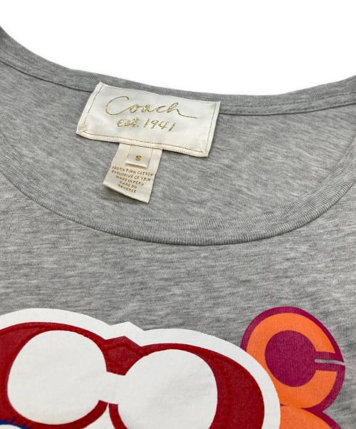 COACH（コーチ）COACH (コーチ) カラフルロゴ刺繍Tシャツ グレー サイズ:Sの古着・服飾アイテム