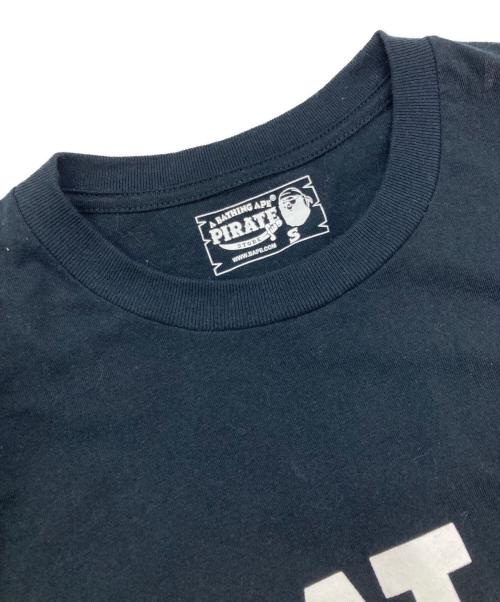 A BATHING APE PIRATE STORE（アベイシングエイプ パイレーツストア）A BATHING APE PIRATE STORE (アベイシングエイプ パイレーツストア) プリントTシャツ ブラック サイズ:Sの古着・服飾アイテム