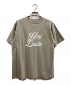 Americanaアメリカーナ）の古着「HEY DUDE Tシャツ」｜ベージュ