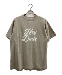 Americana（アメリカーナ）の古着「HEY DUDE Tシャツ」｜ベージュ