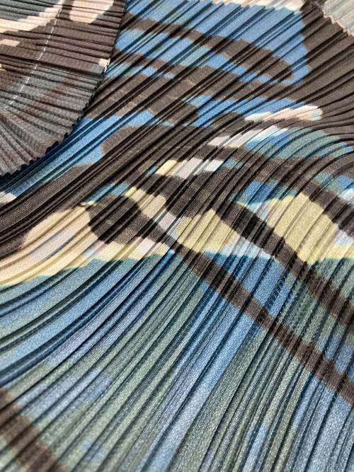 PLEATS PLEASE（プリーツプリーズ）PLEATS PLEASE (プリーツプリーズ) グラフィックプリーツワンピース ネイビー サイズ:3の古着・服飾アイテム