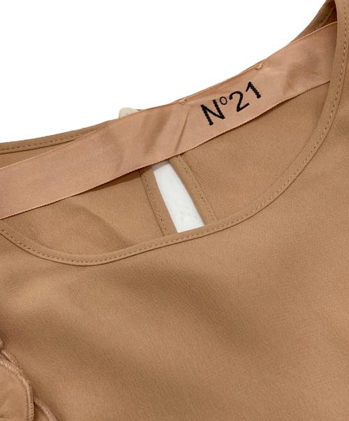 N゜ 21（ヌメロ ヴェントゥーノ）N゜ 21 (ヌメロ ヴェントゥーノ) フリルブラウス ベージュ サイズ:38の古着・服飾アイテム