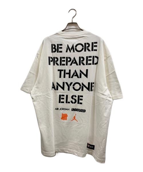 JORDAN（ジョーダン）JORDAN (ジョーダン) UNDEFEATED (アンディフィーテッド) Strikes Tee ホワイト サイズ:XL 未使用品の古着・服飾アイテム