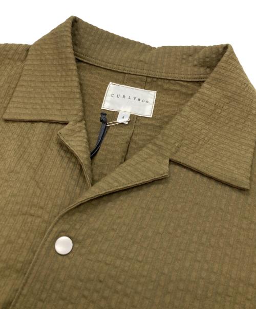 CURLY&Co.（カーリー）CURLY&Co. (カーリー) PROSPECT S/S SHIRTS SEERSUCKER オリーブ サイズ:４ 未使用品の古着・服飾アイテム