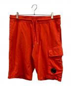 C.P COMPANYシーピーカンパニー）の古着「レンズアイコニック付きスウェットショートパンツ」｜オレンジ