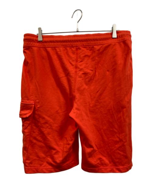 C.P COMPANY（シーピーカンパニー）C.P COMPANY (シーピーカンパニー) レンズアイコニック付きスウェットショートパンツ オレンジ サイズ:Ⅼの古着・服飾アイテム
