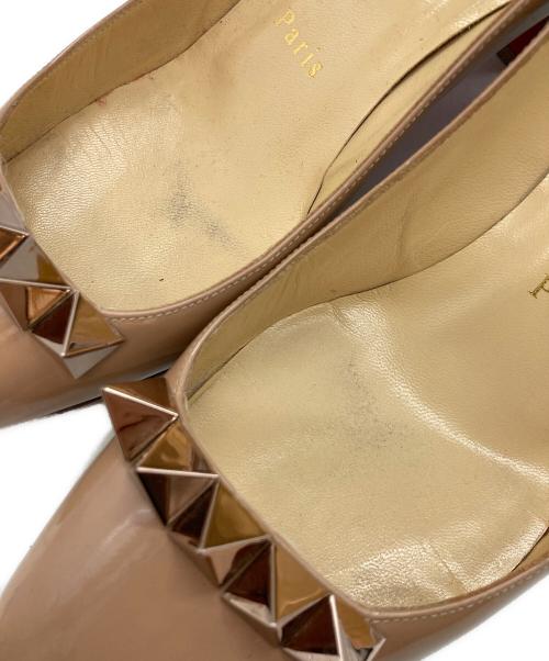 Christian Louboutin（クリスチャン・ルブタン）Christian Louboutin (クリスチャン・ルブタン) スタッズパンプス ベージュ サイズ:38の古着・服飾アイテム