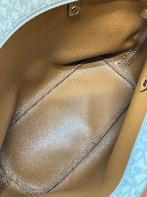 MICHAEL KORS（マイケルコース）MICHAEL KORS (マイケルコース) ショルダーバッグ ホワイトの古着・服飾アイテム