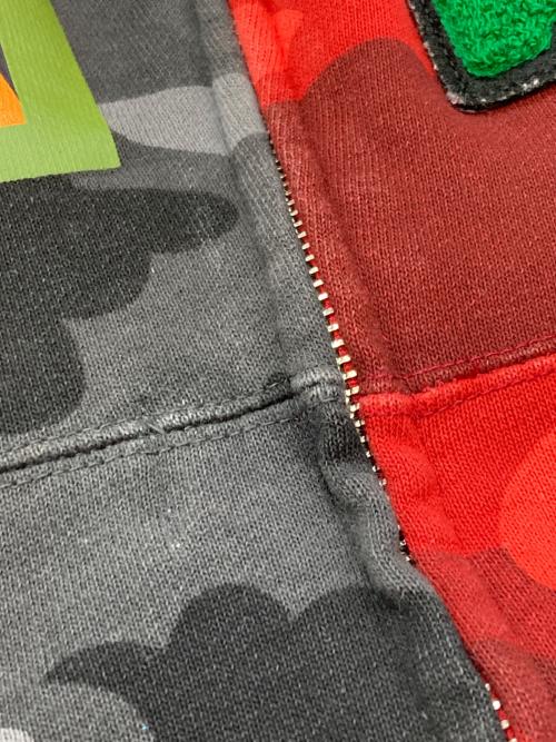 A BATHING APE（アベイシングエイプ）A BATHING APE (アベイシングエイプ) COLOR CAMO SEPARATE SHARK FZ HOODIE ブラック×レッド サイズ:2XLの古着・服飾アイテム