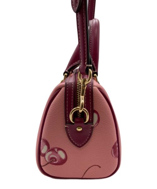 COACH（コーチ）COACH (コーチ) ミニ ローアン クロスボディ・チェリー プリント ピンクの古着・服飾アイテム