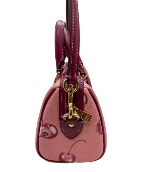 COACH（コーチ）COACH (コーチ) ミニ ローアン クロスボディ・チェリー プリント ピンクの古着・服飾アイテム
