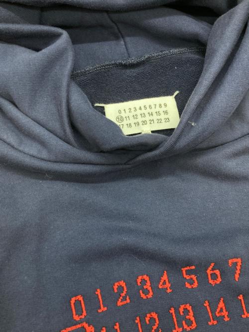 Maison Margiela（メゾンマルジェラ）Maison Margiela (メゾンマルジェラ) ロゴ刺繍プルオーバーパーカー ネイビー サイズ:48の古着・服飾アイテム