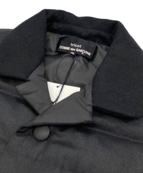 tricot COMME des GARCONS（トリココムデギャルソン）tricot COMME des GARCONS (トリココムデギャルソン) 刺繍フラップダウンベスト ブラック サイズ:Mの古着・服飾アイテム