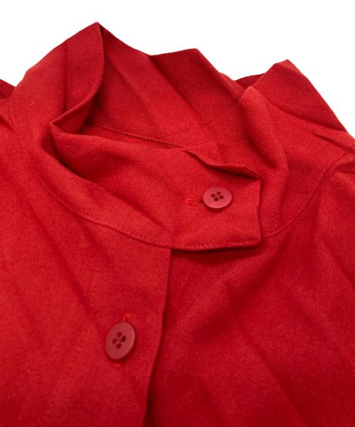 me ISSEY MIYAKE（ミーイッセイ ミヤケ）me ISSEY MIYAKE (ミーイッセイ ミヤケ) スタンドカラープリーツロングシャツ レッド サイズ:表記なしの古着・服飾アイテム