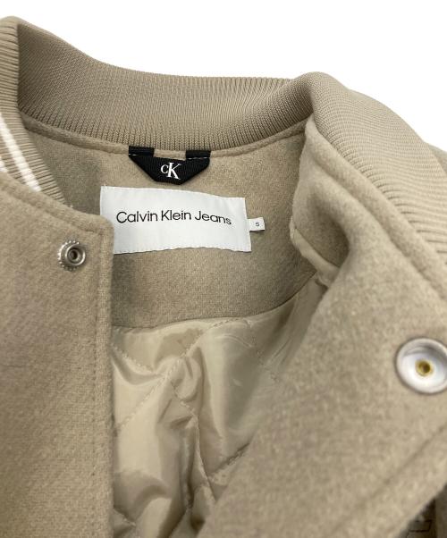 Calvin Klein Jeans（カルバンクラインジーンズ）Calvin Klein Jeans (カルバンクラインジーンズ) バーシティ ボンバー ジャケット グレー×ホワイト サイズ:Sの古着・服飾アイテム