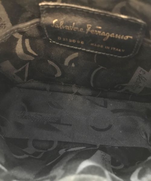 Salvatore Ferragamo（サルヴァトーレ フェラガモ）Salvatore Ferragamo (サルヴァトーレ フェラガモ) ヴァラリボンレザーショルダーバッグ ブラック サイズ:-の古着・服飾アイテム