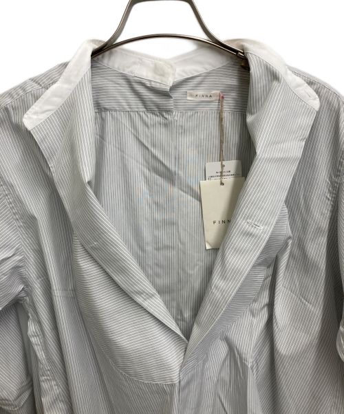 FINNA（フィンナ）FINNA (フィンナ) ピンボーダーオープンバックシャツ グレー×ホワイト サイズ:S 未使用品の古着・服飾アイテム