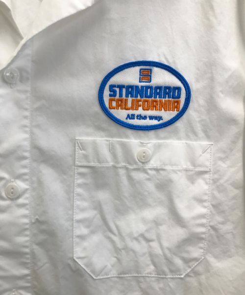 STANDARD CALIFORNIA（スタンダードカリフォルニア）STANDARD CALIFORNIA (スタンダートカルフォニア) ワッペンデザインワークシャツ ホワイト サイズ:SIZEMの古着・服飾アイテム