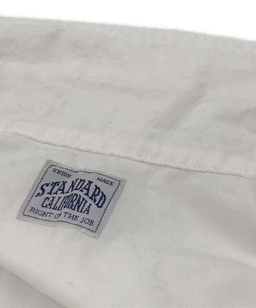 STANDARD CALIFORNIA（スタンダードカリフォルニア）STANDARD CALIFORNIA (スタンダートカルフォニア) ワッペンデザインワークシャツ ホワイト サイズ:SIZEMの古着・服飾アイテム
