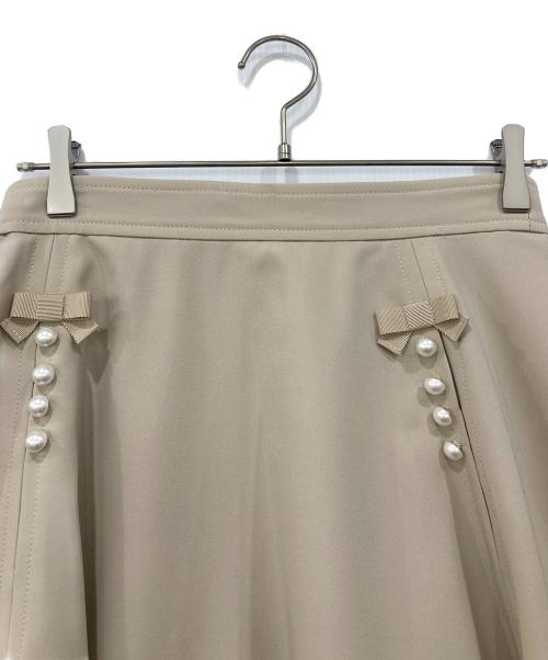 M'S GRACY（エムズグレイシー）M'S GRACY (エムズグレイシー) パール付フレアスカート ベージュ サイズ:40 未使用品の古着・服飾アイテム