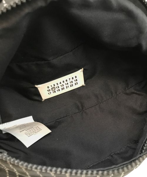 Maison Margiela（メゾンマルジェラ）Maison Margiela (メゾンマルジェラ) LOGO STRIPE CROSS BODY POUCH ブラック サイズ:-の古着・服飾アイテム