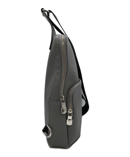LOUIS VUITTON（ルイ ヴィトン）LOUIS VUITTON (ルイ ヴィトン) タイガ アヴェニュー スリングバッグ グレーの古着・服飾アイテム
