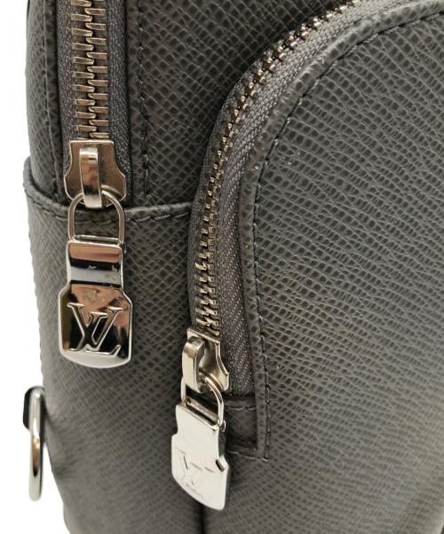 LOUIS VUITTON（ルイ ヴィトン）LOUIS VUITTON (ルイ ヴィトン) タイガ アヴェニュー スリングバッグ グレーの古着・服飾アイテム
