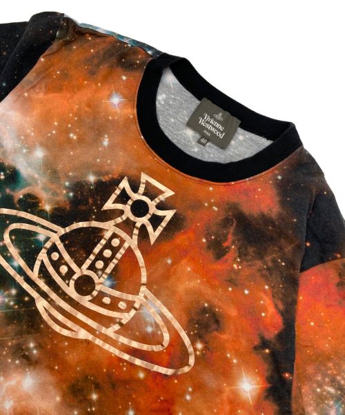 Vivienne Westwood man（ヴィヴィアン ウェストウッド マン）Vivienne Westwood man (ヴィヴィアン ウェストウッド マン) ギャラクシー柄Tシャツ ブラック×オレンジ サイズ:46の古着・服飾アイテム