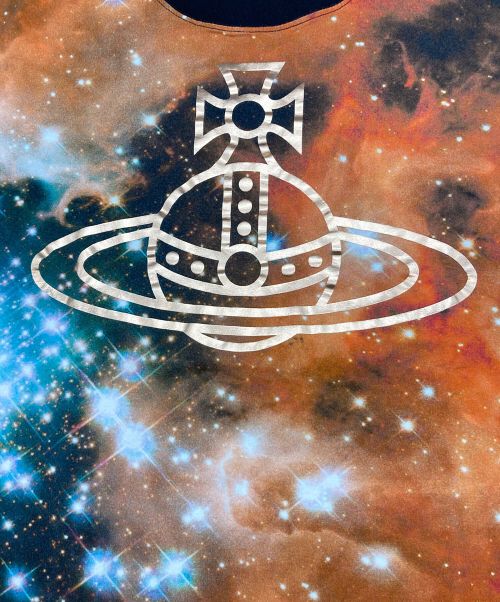 Vivienne Westwood man（ヴィヴィアン ウェストウッド マン）Vivienne Westwood man (ヴィヴィアン ウェストウッド マン) ギャラクシー柄Tシャツ ブラック×オレンジ サイズ:46の古着・服飾アイテム