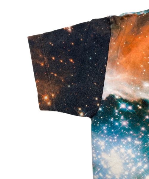 Vivienne Westwood man（ヴィヴィアン ウェストウッド マン）Vivienne Westwood man (ヴィヴィアン ウェストウッド マン) ギャラクシー柄Tシャツ ブラック×オレンジ サイズ:46の古着・服飾アイテム