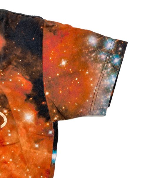 Vivienne Westwood man（ヴィヴィアン ウェストウッド マン）Vivienne Westwood man (ヴィヴィアン ウェストウッド マン) ギャラクシー柄Tシャツ ブラック×オレンジ サイズ:46の古着・服飾アイテム