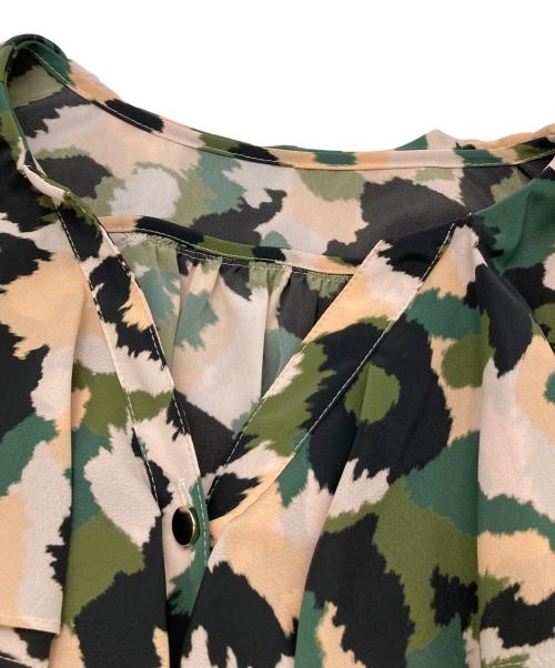 GRACE CLASS（グレースクラス）GRACE CLASS (グレースクラス) カモプリントフリルブラウス オリーブ×ベージュ サイズ:38 未使用品の古着・服飾アイテム
