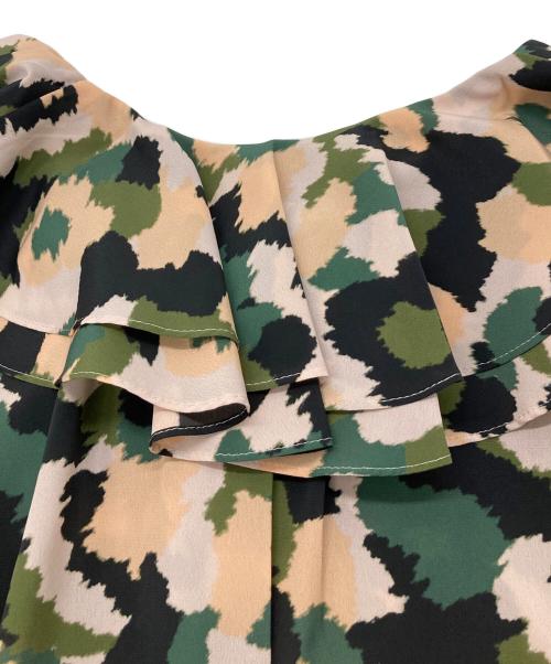 GRACE CLASS（グレースクラス）GRACE CLASS (グレースクラス) カモプリントフリルブラウス オリーブ×ベージュ サイズ:38 未使用品の古着・服飾アイテム