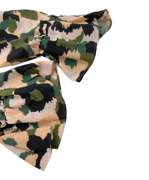 GRACE CLASS（グレースクラス）GRACE CLASS (グレースクラス) カモプリントフリルブラウス オリーブ×ベージュ サイズ:38 未使用品の古着・服飾アイテム