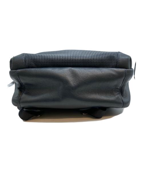 totem re vooo（トーテムリボー）totem re vooo (トーテムリボー) パンチングレザーデイパック ネイビーの古着・服飾アイテム